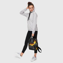 Рюкзак с принтом Разлом черных плит и оранжевая лава для женщины, вид на модели спереди №4. Цвет основы: белый