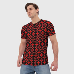 Мужская футболка 3D Красные четырёхлистники на чёрном фоне - фото 2