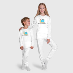 Пижама с принтом Милая улитка с надписью: бегу уже для ребенка, вид на модели спереди №5. Цвет основы: белый