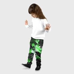 Брюки с принтом Green dark abstract geometry style для ребенка, вид на модели спереди №2. Цвет основы: черный