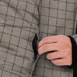 Куртка с принтом Серый бежевый в клетку для мужчины, вид на модели спереди №3. Цвет основы: черный