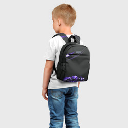 Рюкзак с принтом Неоновый фиолетовый цветок в темноте для ребенка, вид на модели спереди №2. Цвет основы: белый