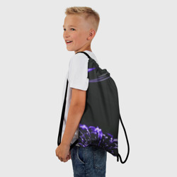 Рюкзак с принтом Неоновый фиолетовый цветок в темноте для любого человека, вид спереди №2. Цвет основы: белый