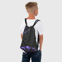 Рюкзак с принтом Неоновый фиолетовый цветок в темноте для любого человека, вид спереди №3. Цвет основы: белый