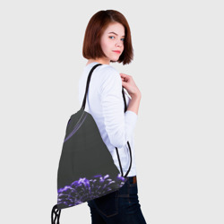 Рюкзак с принтом Неоновый фиолетовый цветок в темноте для любого человека, вид спереди №4. Цвет основы: белый