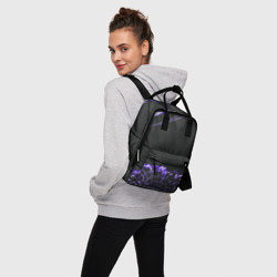 Рюкзак с принтом Неоновый фиолетовый цветок в темноте для женщины, вид на модели спереди №3. Цвет основы: белый