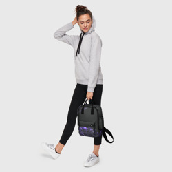 Рюкзак с принтом Неоновый фиолетовый цветок в темноте для женщины, вид на модели спереди №4. Цвет основы: белый