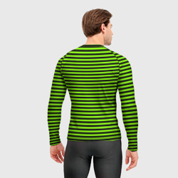Рашгард с принтом Кислотный зелёный в чёрную полоску для мужчины, вид на модели сзади №2. Цвет основы: белый
