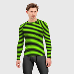 Рашгард с принтом Кислотный зелёный в чёрную полоску для мужчины, вид на модели спереди №2. Цвет основы: белый