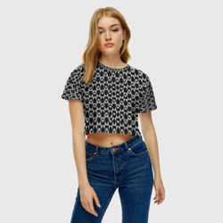 Женская футболка Crop-top 3D Чёрно-белые ромбы и круги на чёрном фоне - фото 2
