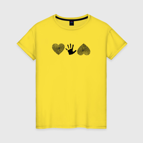 Женская футболка хлопок Рука между двух сердец , цвет желтый
