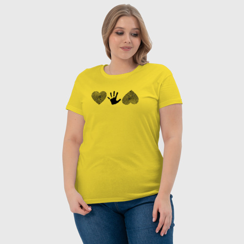 Женская футболка хлопок Рука между двух сердец , цвет желтый - фото 6