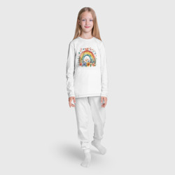 Пижама с принтом Цветочная радуга для ребенка, вид на модели спереди №3. Цвет основы: белый