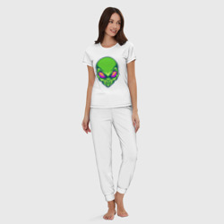 Пижама с принтом Голова зелёного пришельца для женщины, вид на модели спереди №3. Цвет основы: белый