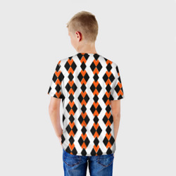Футболка с принтом Чёрные и оранжевые ромбы на белом фоне для ребенка, вид на модели сзади №2. Цвет основы: белый