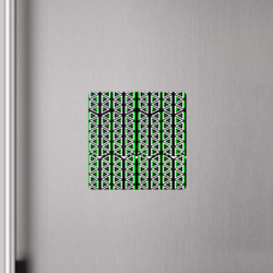 Магнит с принтом Бело-зелёные треугольники на чёрном фоне для любого человека, вид спереди №4. Цвет основы: белый