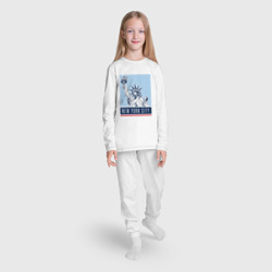 Пижама с принтом Style New York для ребенка, вид на модели спереди №3. Цвет основы: белый