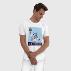 Пижама с принтом Style New York для мужчины, вид на модели спереди №2. Цвет основы: белый