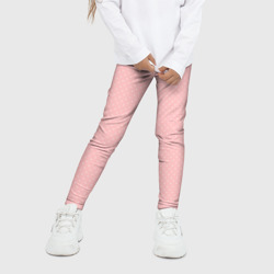 Леггинсы с принтом Светлый розовый в мелкий белый горошек для ребенка, вид на модели спереди №2. Цвет основы: белый