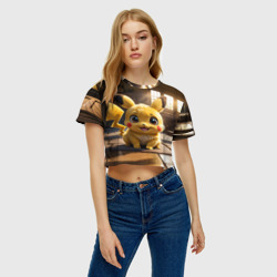 Женская футболка Crop-top 3D Пикачу сидит в комнате - фото 2