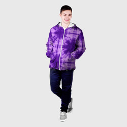 Куртка с принтом Тай дай фиолетовый для мужчины, вид на модели спереди №2. Цвет основы: белый