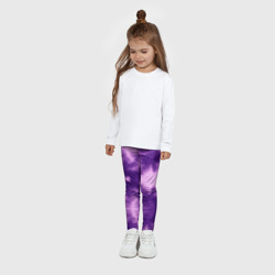 Леггинсы с принтом Фиолетовый тайдай для ребенка, вид на модели спереди №3. Цвет основы: белый