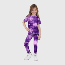 Леггинсы с принтом Фиолетовый тайдай для ребенка, вид на модели спереди №4. Цвет основы: белый