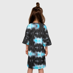 Платье с принтом Сине чёрный тайдай для ребенка, вид на модели сзади №2. Цвет основы: белый