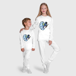 Пижама с принтом Прыжок космонавта на лыжах с Месяца для ребенка, вид на модели спереди №5. Цвет основы: белый