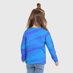 Лонгслив с принтом Россия - синие волны для ребенка, вид на модели сзади №3. Цвет основы: белый