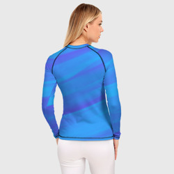 Рашгард с принтом Россия - синие волны для женщины, вид на модели сзади №2. Цвет основы: белый