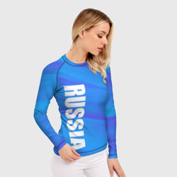 Рашгард с принтом Россия - синие волны для женщины, вид на модели спереди №2. Цвет основы: белый