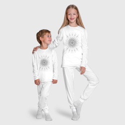 Пижама с принтом Мандала овальная с вытянутыми лепестками для ребенка, вид на модели спереди №5. Цвет основы: белый