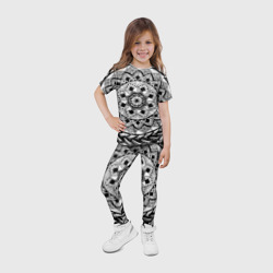 Леггинсы с принтом Мандала зенарт чёрно-белая для ребенка, вид на модели спереди №4. Цвет основы: белый