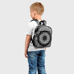 Рюкзак с принтом Мандала черно-белая с лепестками для ребенка, вид на модели спереди №2. Цвет основы: белый