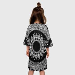 Платье с принтом Мандала черно-белая с лепестками для ребенка, вид на модели сзади №2. Цвет основы: белый