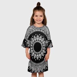Платье с принтом Мандала черно-белая с лепестками для ребенка, вид на модели спереди №3. Цвет основы: белый