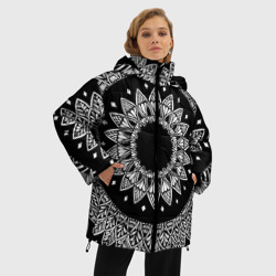 Куртка с принтом Мандала черно-белая с лепестками для женщины, вид на модели спереди №2. Цвет основы: черный