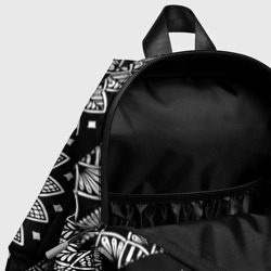 Рюкзак с принтом Мандала черно-белая с лепестками для ребенка, вид на модели спереди №4. Цвет основы: белый
