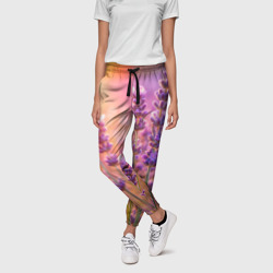 Женские брюки 3D Лаванда в цвету  на закате летним вечером - фото 2