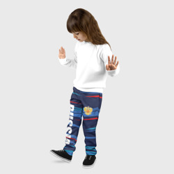Брюки с принтом Россия — blue stripes для ребенка, вид на модели спереди №2. Цвет основы: черный
