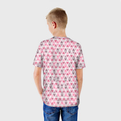 Футболка с принтом Серо-розовый паттерн треугольники для ребенка, вид на модели сзади №2. Цвет основы: белый