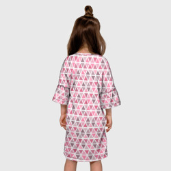 Платье с принтом Серо-розовый паттерн треугольники для ребенка, вид на модели сзади №2. Цвет основы: белый