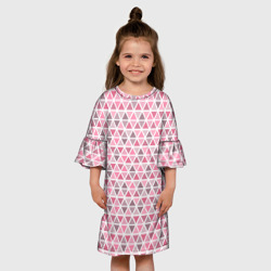 Платье с принтом Серо-розовый паттерн треугольники для ребенка, вид на модели спереди №3. Цвет основы: белый