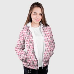 Куртка с принтом Серо-розовый паттерн треугольники для женщины, вид на модели спереди №3. Цвет основы: белый