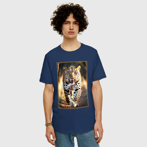 Мужская футболка хлопок Oversize с принтом Леопард красивый в движении, фото на моделе #1