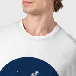 Футболка с принтом Космонавт газонокосильщик для мужчины, вид на модели спереди №4. Цвет основы: белый