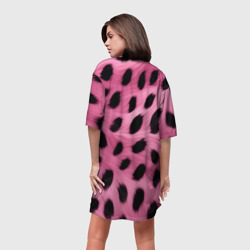 Платье с принтом Розовый леопардовый мех для женщины, вид на модели сзади №2. Цвет основы: белый