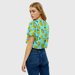Топик (короткая футболка или блузка, не доходящая до середины живота) с принтом Летние лимоны - паттерн для женщины, вид на модели сзади №2. Цвет основы: белый