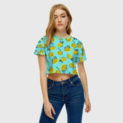 Топик (короткая футболка или блузка, не доходящая до середины живота) с принтом Летние лимоны - паттерн для женщины, вид на модели спереди №3. Цвет основы: белый